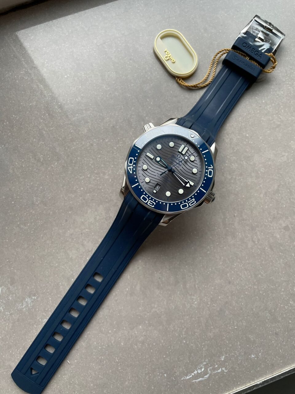 2018 Seamaster Diver 300M VSF 1:1 Best Edition Blue Ceramic Grey Dial on blue rubber strap Strap A8800 - Image 4