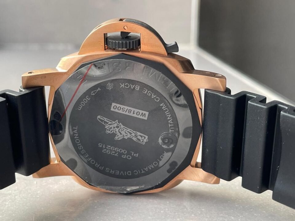 Submersible QuarantaQuattro GoldTech PAM01070 44mm YG Black Dial on Rubber Strap VSF P900 - Image 14