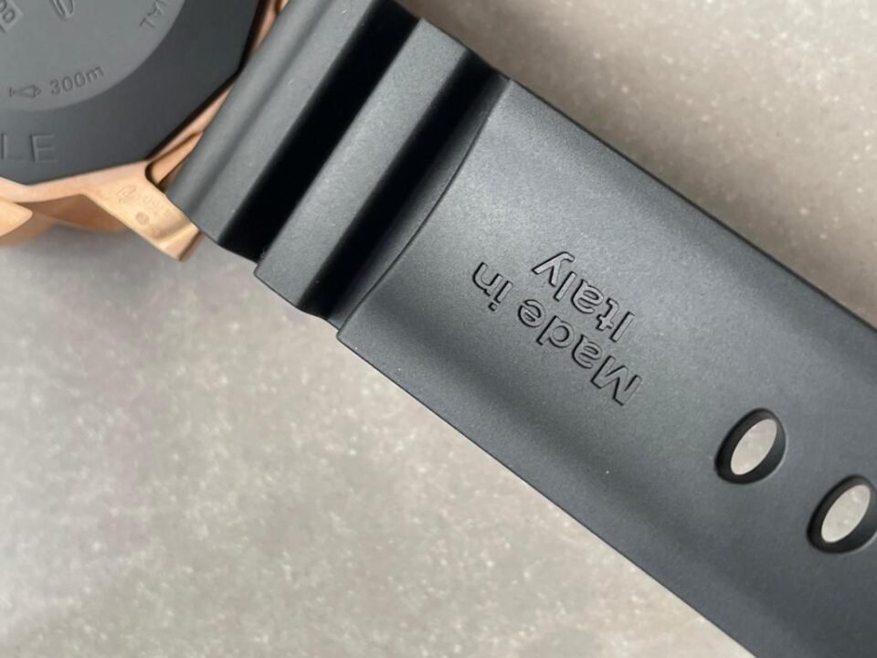 Submersible QuarantaQuattro GoldTech PAM01070 44mm YG Black Dial on Rubber Strap VSF P900 - Image 18