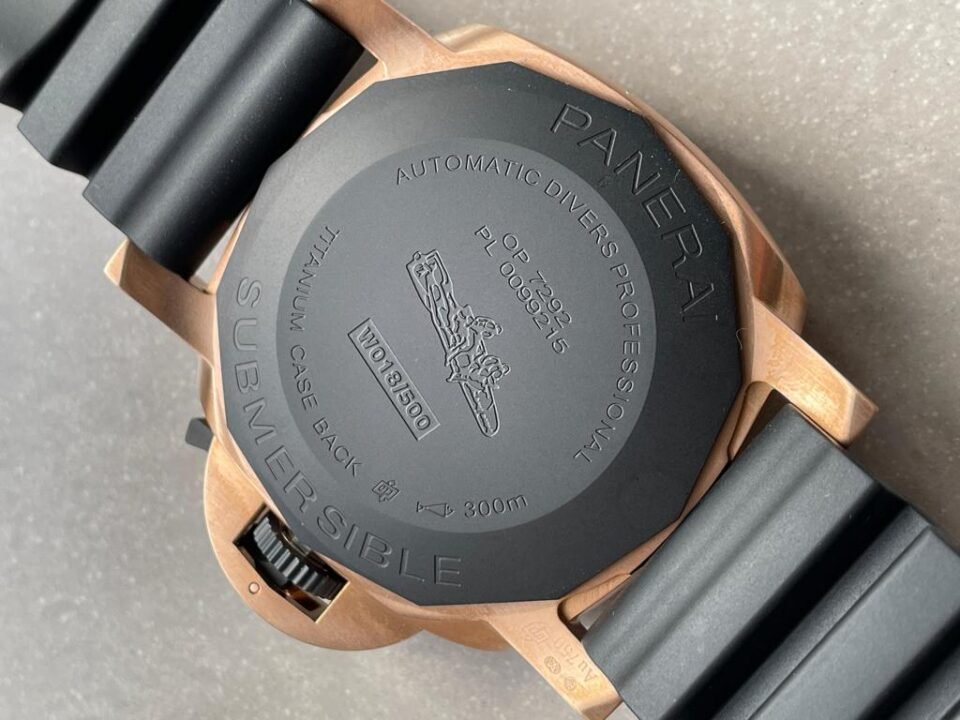 Submersible QuarantaQuattro GoldTech PAM01070 44mm YG Black Dial on Rubber Strap VSF P900 - Image 13