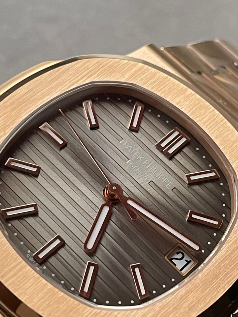 Nautilus 5711 3KF 1:1 Best Edition Grey Dial on YG Bracelet A324 V2 - Image 2