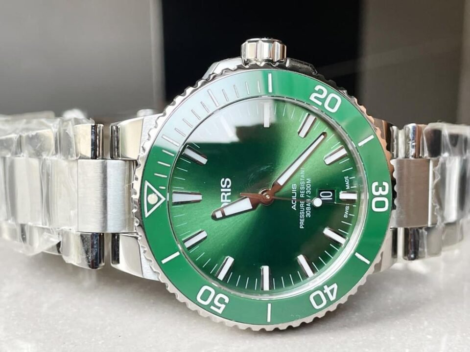 ORIS AQUIS green face CERAMIC bezel SW200 SWISS movement - Image 4